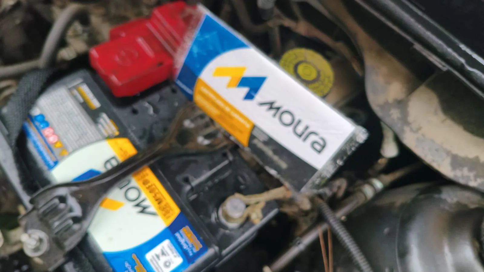 Bateria Moura instalada no compartimento do motor