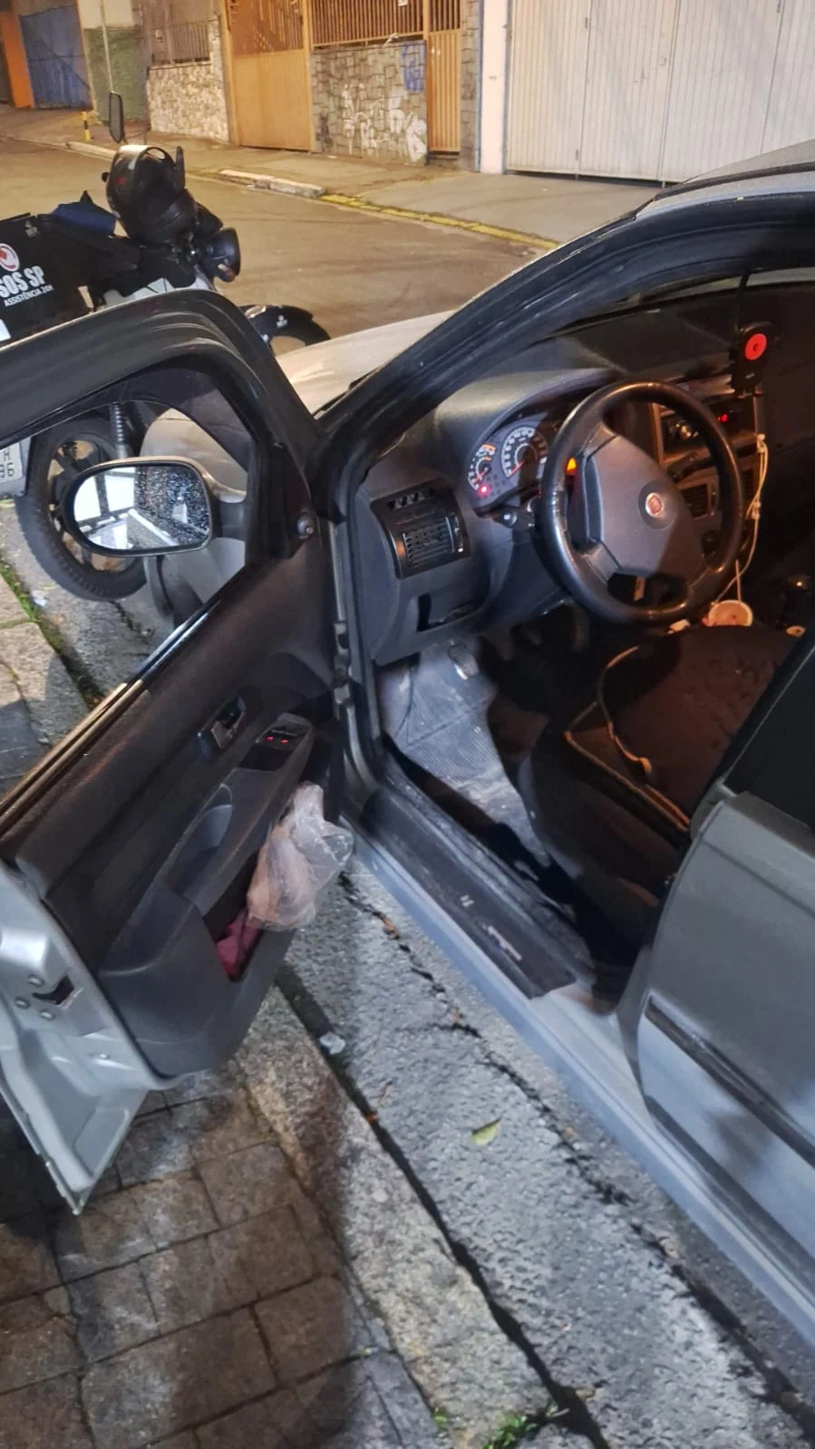 Porta de veículo aberta após atendimento de chaveiro automotivo