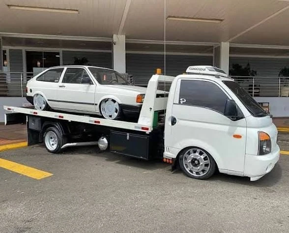 Reboque plataforma com carro transportado