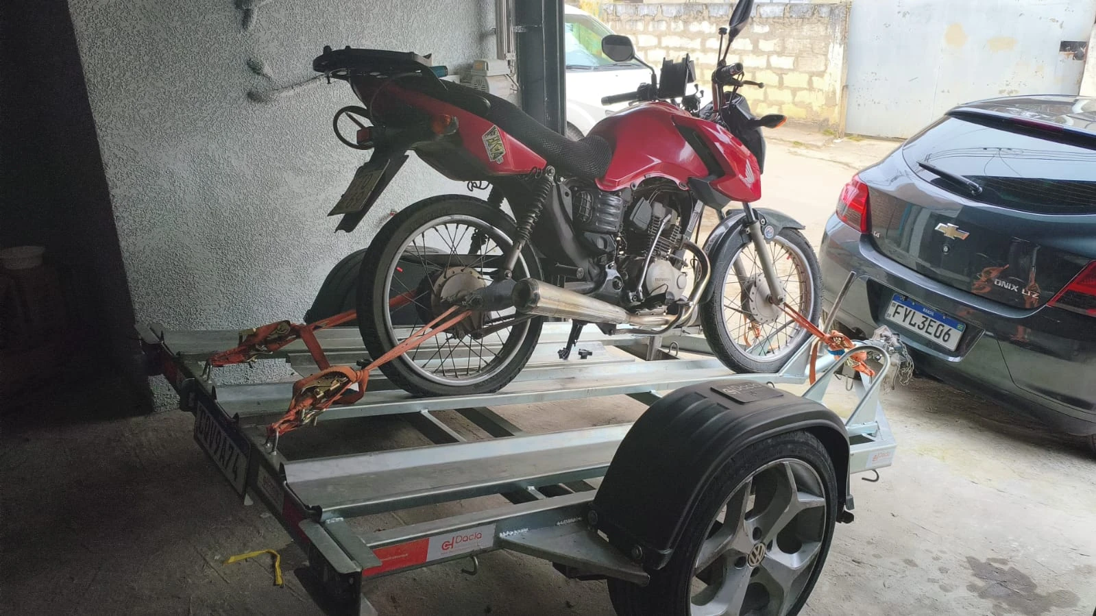 Moto em carreta dentro de garagem