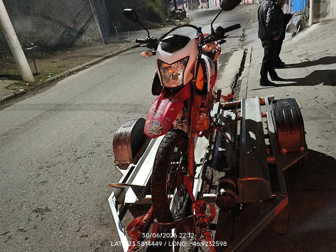Moto em reboque durante atendimento noturno