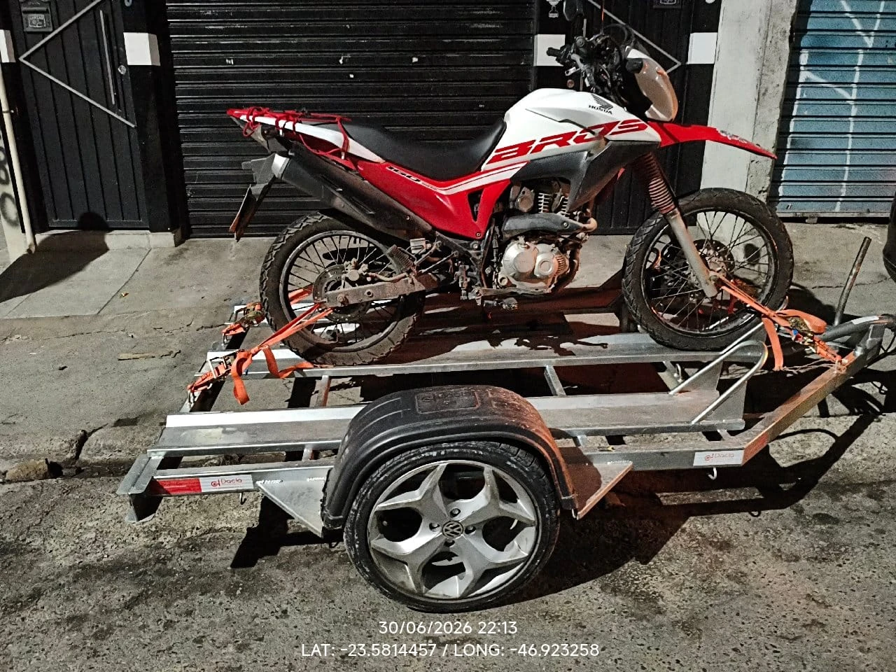 Moto transportada em reboque
