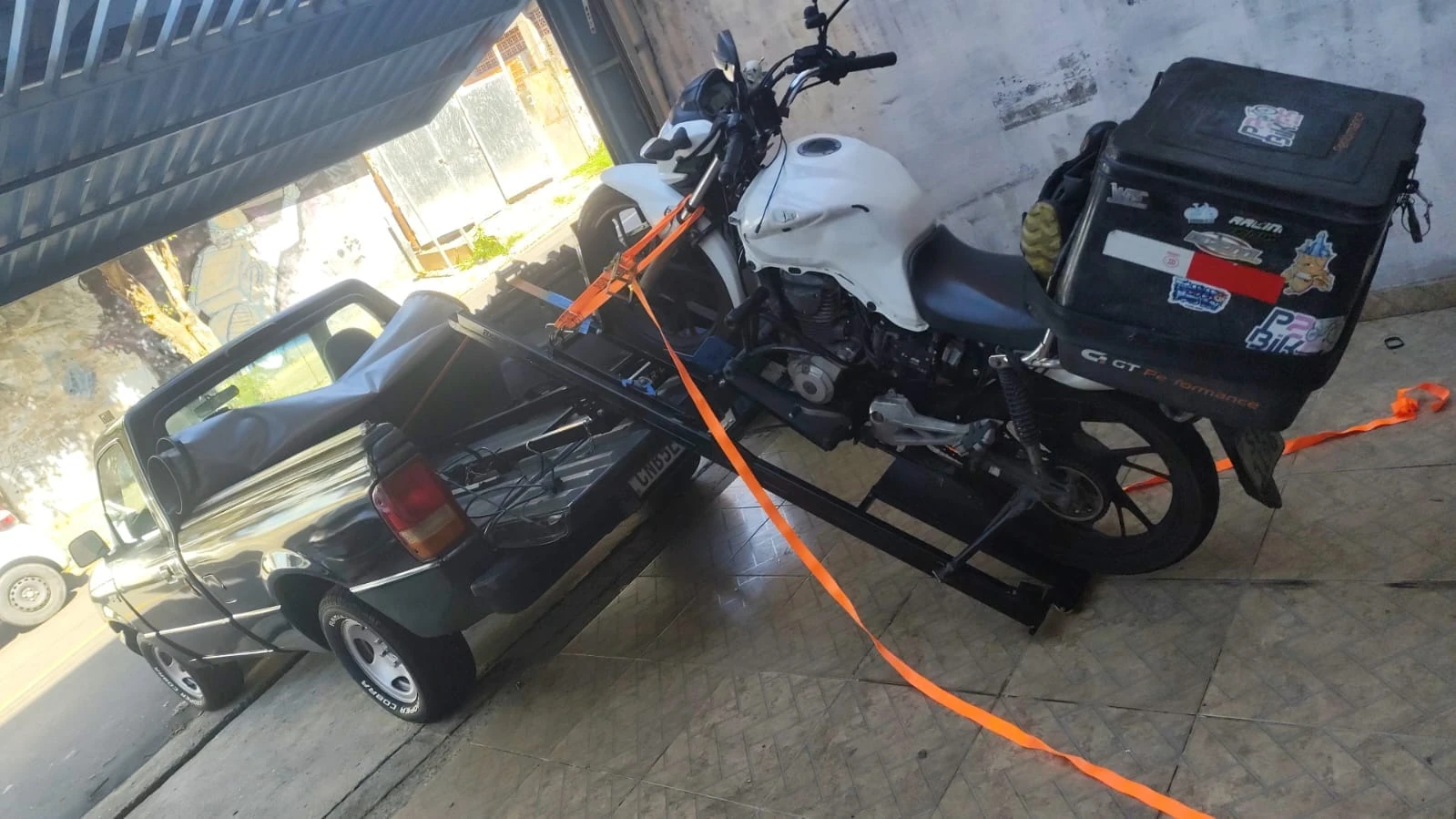 Moto sendo retirada em local coberto