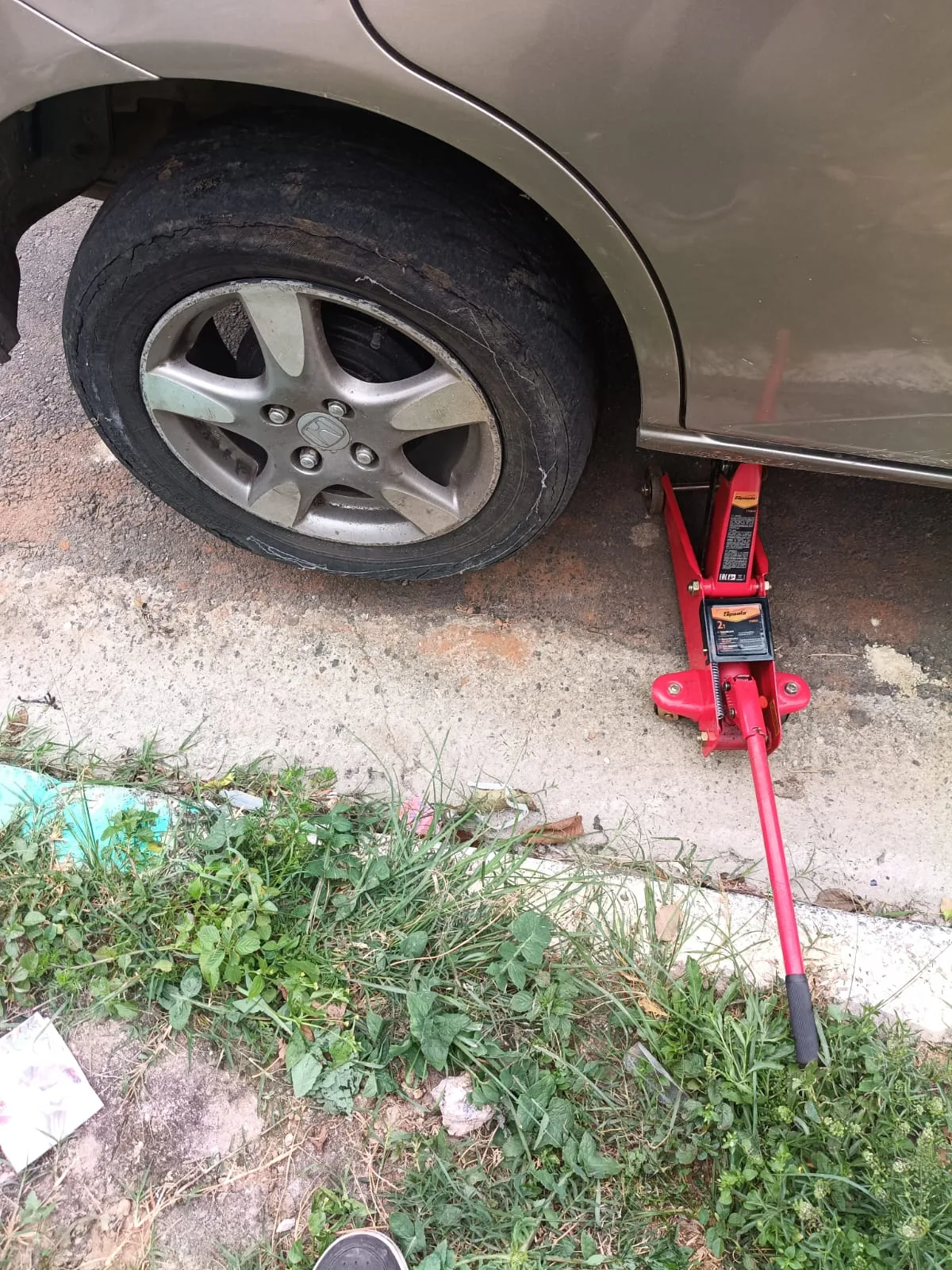Atendimento automotivo em roda e pneu