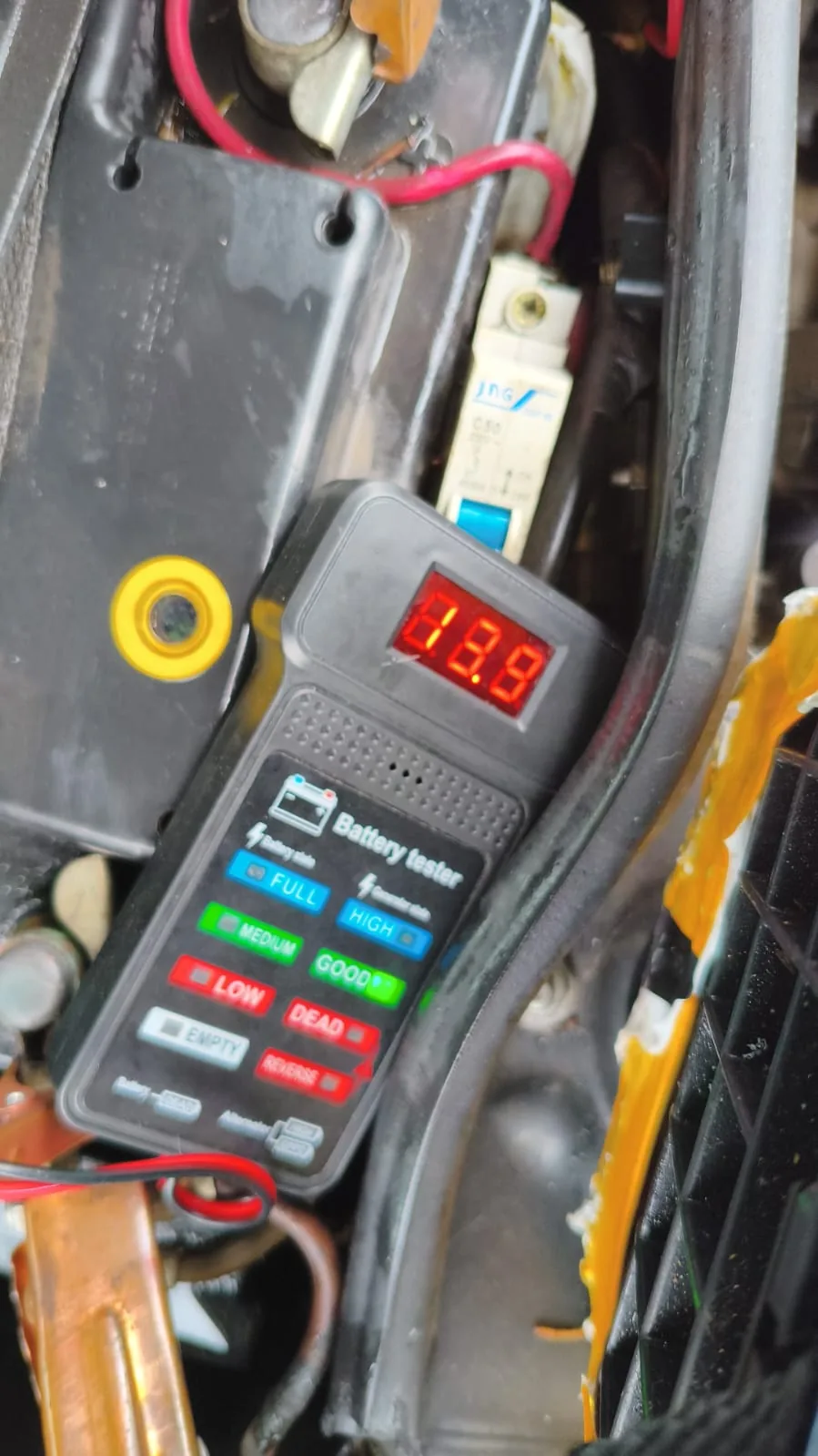 Teste elétrico da bateria automotiva durante diagnóstico