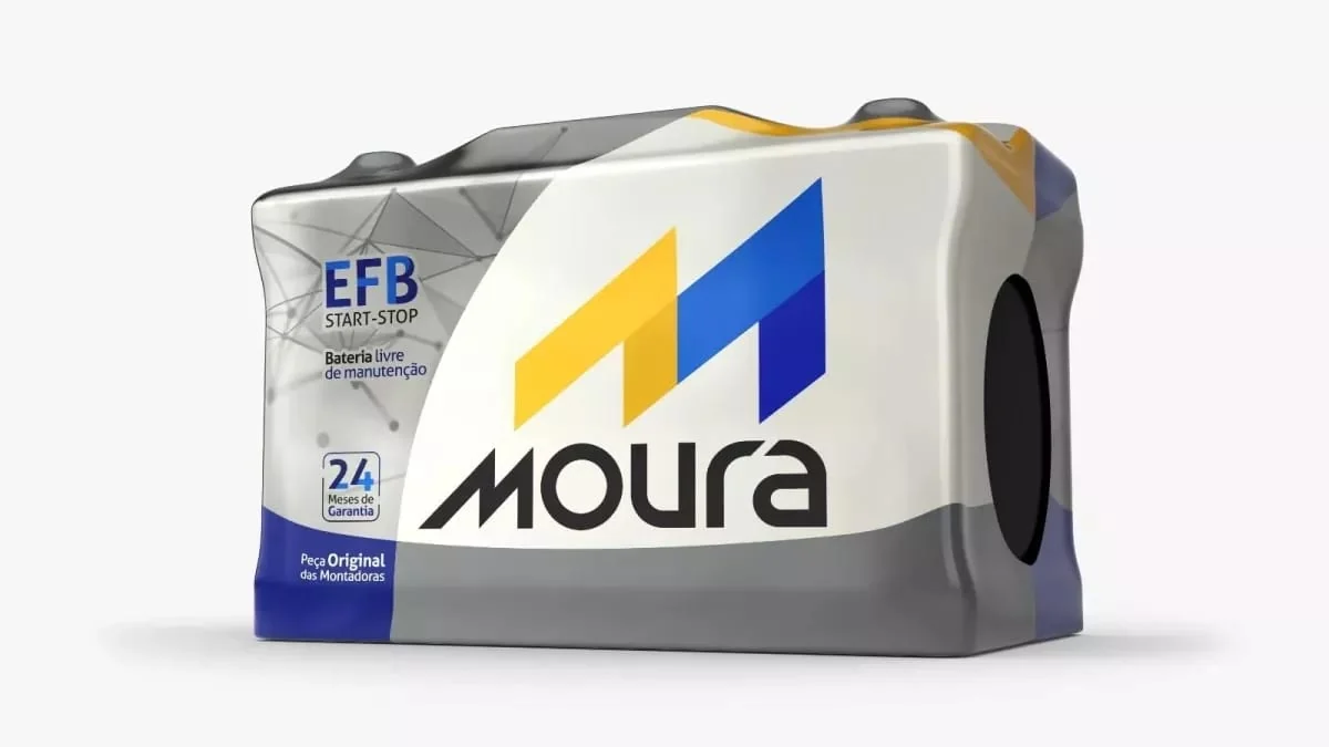 Técnico realizando troca de bateria automotiva